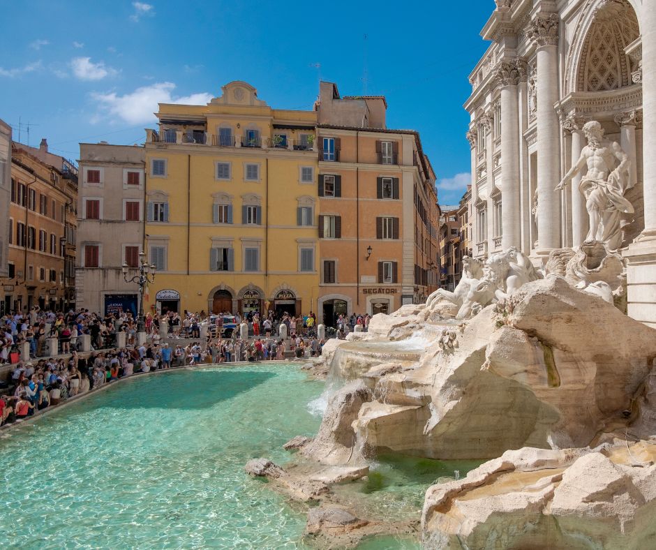 Fontána di Trevi se sochami a vodní nádrží.