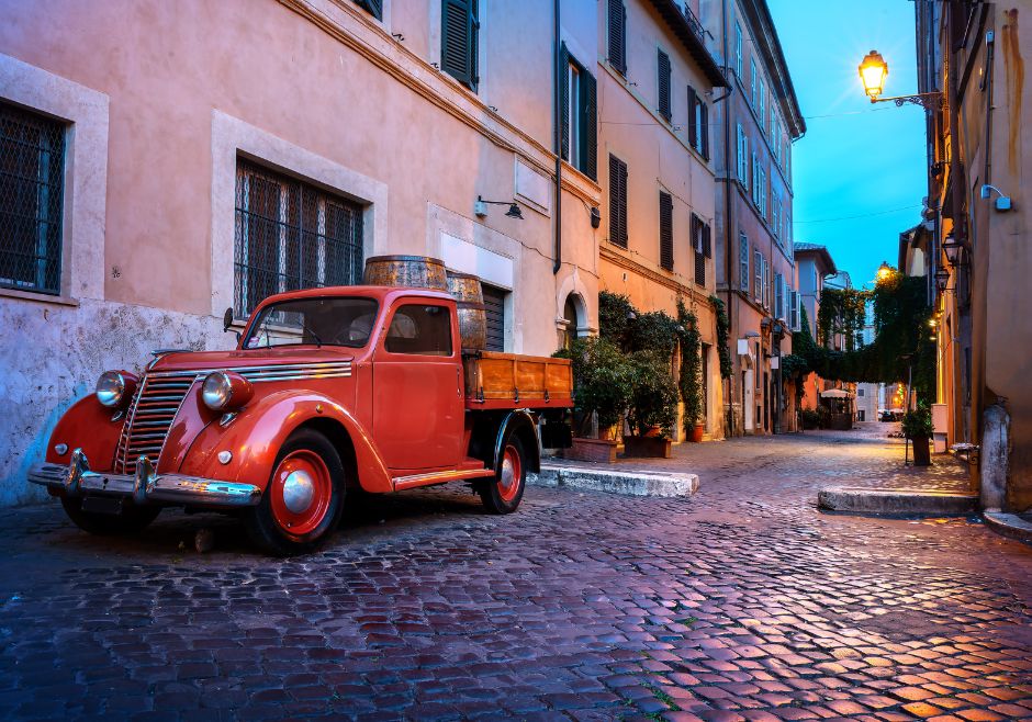 Trastevere Řím – dlážděná ulička s barevnými domy za soumraku