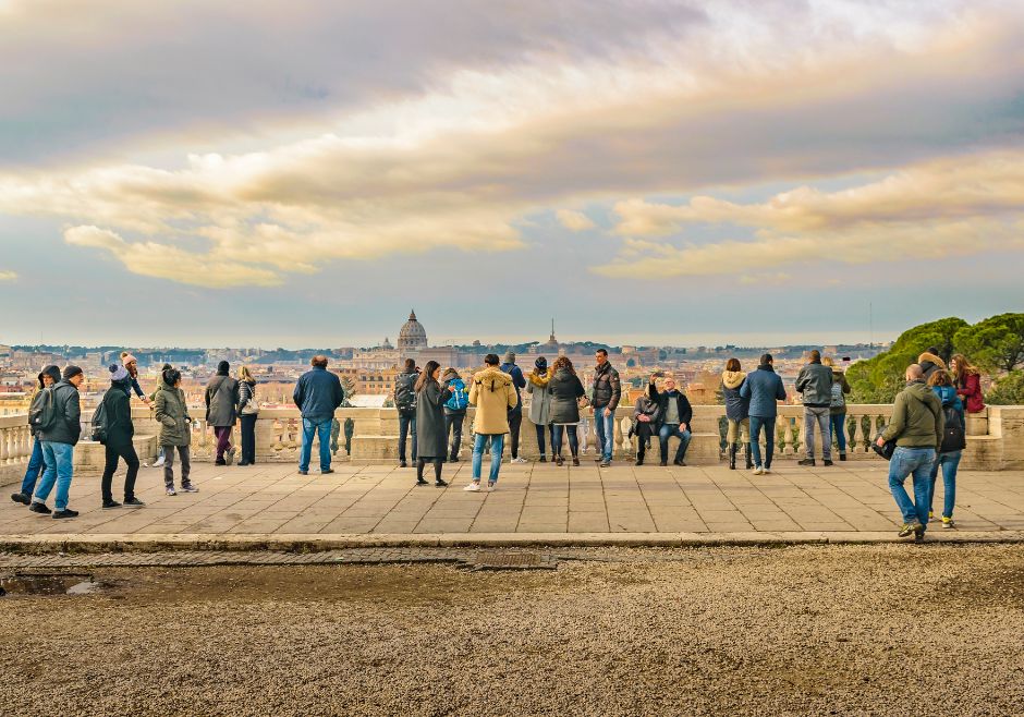 Návštěvníci na vyhlídkové terase Pincio s panoramatem Říma.