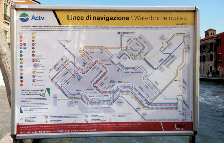 Mapa linek vaporetta na&nbsp;zastávce