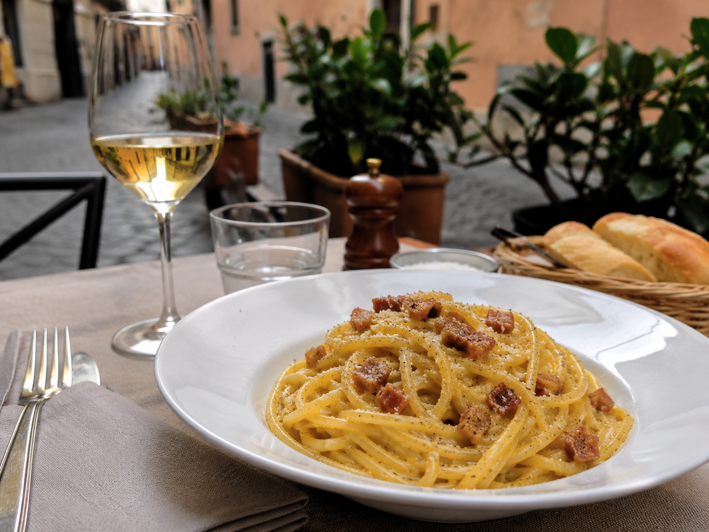 Římské těstoviny carbonara – ukázka druhu jídla, nikoli fotografie z Da Enzo