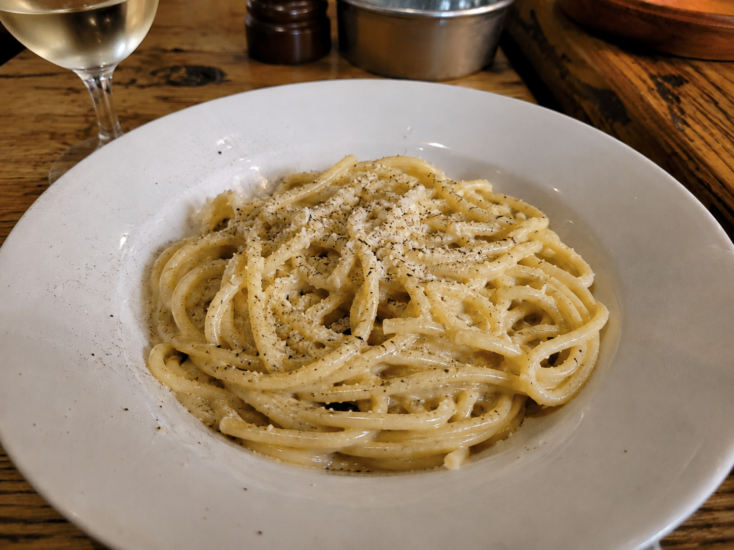 Těstoviny cacio e pepe – ukázka druhu jídla, nikoli fotografie z Roma Sparita
